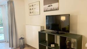 聖彼得奧爾丁的住宿－Luna-Wohnung-20，客厅的台面上配有平面电视