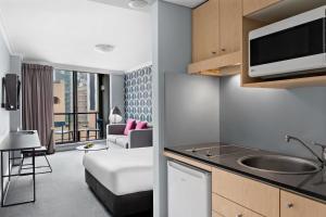 Llit o llits en una habitació de Mantra Sydney Central
