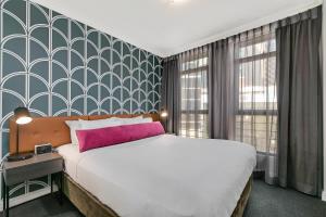 Llit o llits en una habitació de Mantra Sydney Central
