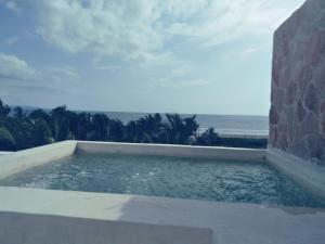 uma piscina com vista para o oceano em BAOS em San Blas