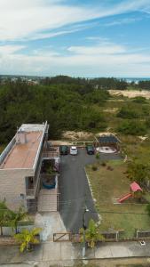 une vue aérienne sur une maison avec un parking dans l'établissement Bella Praia apartamento Estrela do mar, à Passo de Torres