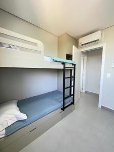 1 dormitorio con 2 literas en una habitación en Apto, Bem localizado, Novo e confortável 406, en Foz do Iguaçu