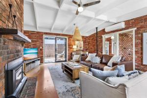 sala de estar con pared de ladrillo en Spacious and Quiet Family Retreat with Outdoor Spa, en Rye