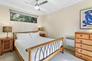1 dormitorio con 1 cama, vestidor y ventana en Spacious and Quiet Family Retreat with Outdoor Spa, en Rye