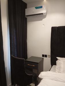 Habitación con cama y escritorio con calentador. en 3 Bedroom Luxury Duplex (terrace) en Enugu