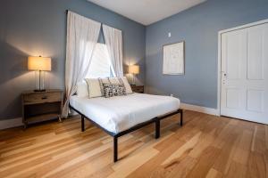 インディアナポリスにあるAffordable, Quaint Retreat! 5 Mins to Downtownのベッドルーム(白いベッド1台、窓付)