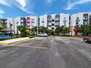 ein Auto, das auf einem Parkplatz vor einem Gebäude geparkt ist in der Unterkunft Departamento con Alberca in Valente Díaz y La Loma