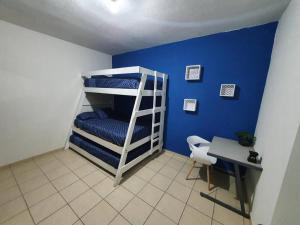 ein Zimmer mit zwei Etagenbetten und einem Schreibtisch in der Unterkunft Departamento con Alberca in Valente Díaz y La Loma + 19 Fotos