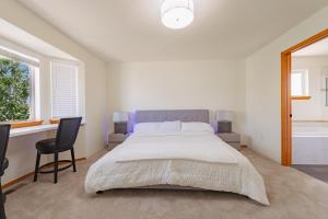 Un dormitorio con una cama grande y una ventana en Closer to Northern Quest Casino, Fairchild AFB Spokane Intl Airport Indian Canyon and Sacred Heart Hospital en Spokane