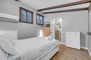 1 dormitorio blanco con 1 cama y vestidor en C52-CAMELBACK waterPark,Pool,Tennis,Zipline,hottub, en Tannersville