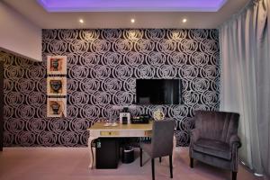 TV a/nebo společenská místnost v ubytování The Josephine Boutique Hotel