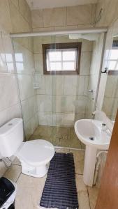 een badkamer met een toilet en een wastafel bij Bella Praia apartamento Golfinho in Passo de Torres