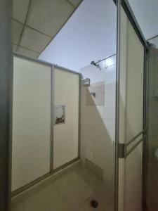 a bathroom with a shower and a glass door at Casa a pasos del corazón de Zapatoca in Zapatoca