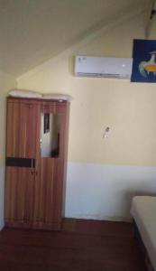 eine Holztür in der Ecke eines Zimmers in der Unterkunft Whynot Bar and Bungalows #01 in Pawenang