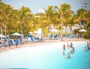 grupa osób w basenie w ośrodku w obiekcie Villa Oceánica w mieście Playa Blanca