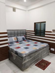 een slaapkamer met een groot bed in een kamer bij Shanti Kunj Yatri Niwas in Ayodhya