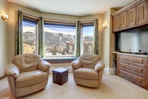 - un salon avec deux chaises et une grande fenêtre dans l'établissement TL411 Telemark Lodge studio, à Copper Mountain