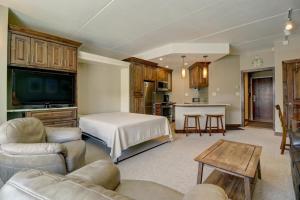 ein Wohnzimmer mit einem Bett und eine Küche in der Unterkunft TL411 Telemark Lodge studio in Copper Mountain