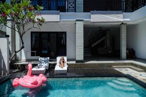 Der Swimmingpool an oder in der Nähe von Maja Villa Batubelig by Pramana Villas