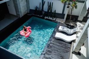 Der Swimmingpool an oder in der Nähe von Maja Villa Batubelig by Pramana Villas