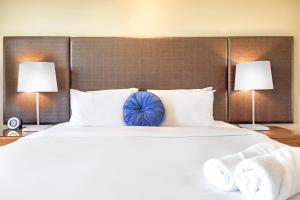 Tempat tidur dalam kamar di Seaside Serenity with Pool and Esplanade Views