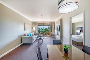 Area tempat duduk di Seaside Serenity with Pool and Esplanade Views