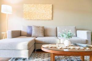 Ruang duduk di 'Harbour Highlight' Poolside Living on Esplanade