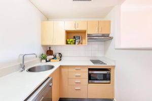 Dapur atau dapur kecil di 'Harbour Highlight' Poolside Living on Esplanade