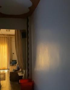 Cozy Private Apartment في أسيوط: غرفة بحائط ازرق وغرفة معيشة
