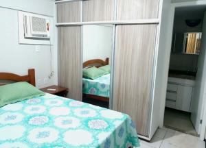 Dormitorio pequeño con cama y armario en Espaço para sentir-se bem., en Fortaleza