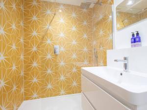 Ванна кімната в Pass the Keys Stylish West End Detached Mews
