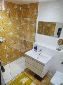 Ванна кімната в Pass the Keys Stylish West End Detached Mews