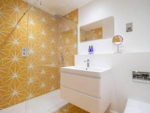 Ванна кімната в Pass the Keys Stylish West End Detached Mews