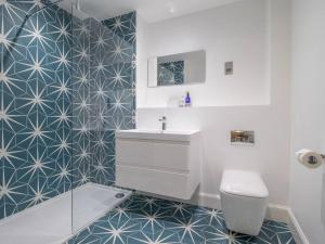 Ванна кімната в Pass the Keys Stylish West End Detached Mews