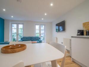 Кухня або міні-кухня у Pass the Keys Stylish West End Detached Mews