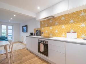 Кухня або міні-кухня у Pass the Keys Stylish West End Detached Mews
