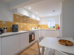 Кухня або міні-кухня у Pass the Keys Stylish West End Detached Mews