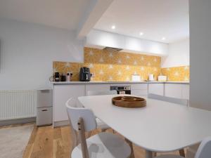 Кухня або міні-кухня у Pass the Keys Stylish West End Detached Mews