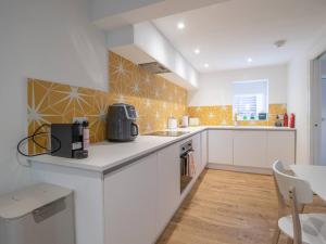 Кухня або міні-кухня у Pass the Keys Stylish West End Detached Mews