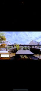 Télévision ou salle de divertissement dans l'établissement Appart Terrasse Vue Tour Eiffel
