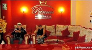塔克納的住宿－PRINCESS，坐在红色沙发上的男人和女人