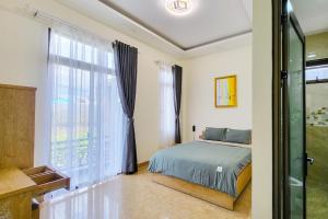 1 dormitorio con cama y ventana grande en Mai DiaMond Hotel, en Da Lat