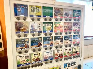 una máquina expendedora llena de diferentes tipos de comida en Paradis Inn Sagamihara en Sagamihara