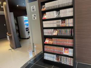 uma prateleira cheia de DVDs numa loja em Hotel Square FujiGotemba em Gotemba