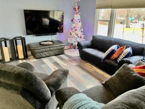 una sala de estar con un árbol de Navidad y un sofá en Villa Vesta en Michigan City
