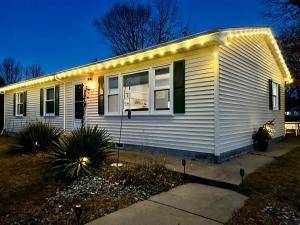 Una casa blanca con luces en el costado. en Villa Vesta en Michigan City