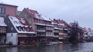 Výhled na řeku, která protéká v blízkosti hotelu