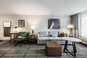 Posezení v ubytování Staybridge Suites - Dawson Creek by IHG