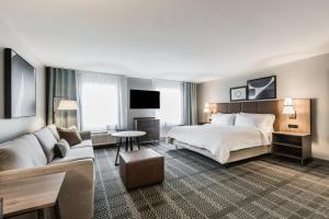 Postel nebo postele na pokoji v ubytování Staybridge Suites - Dawson Creek by IHG