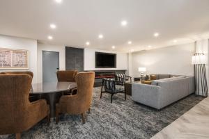 TV a/nebo společenská místnost v ubytování Staybridge Suites - Dawson Creek by IHG